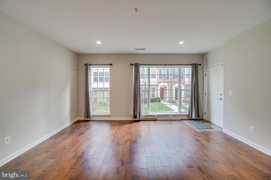 6153 Aster Haven Cir in Haymarket, VA - Building Photo