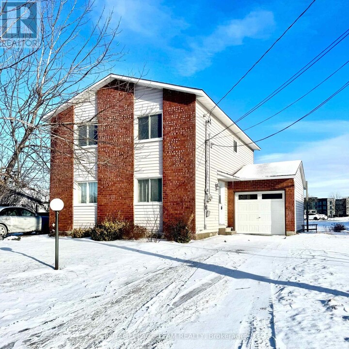 107 Mississippi Rd in Carleton Place, ON - Building Photo