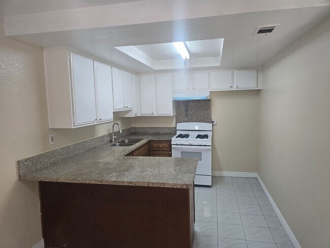 13022 Newhope St in Garden Grove, CA - Foto de edificio - Building Photo