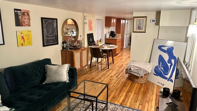 2157 W Fletcher St, Unit garden in Chicago, IL - Building Photo - Building Photo