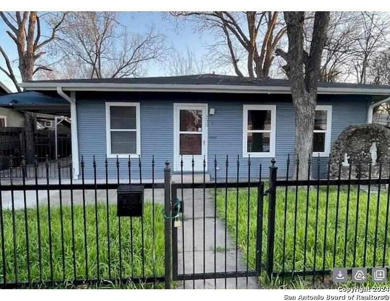 230 E Hafer Ave in San Antonio, TX - Building Photo