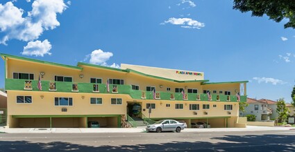 Plaza Apartments in Whittier, CA - Foto de edificio - Building Photo