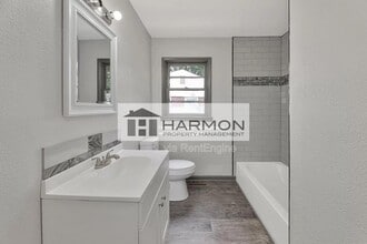 8302 E Gilbert St in Wichita, KS - Foto de edificio - Building Photo