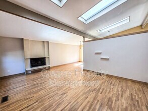 11757 NE 143rd St in Kirkland, WA - Foto de edificio - Building Photo