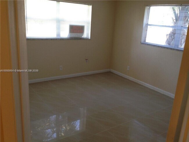 8000 S Colony Cir in Tamarac, FL - Building Photo - Building Photo