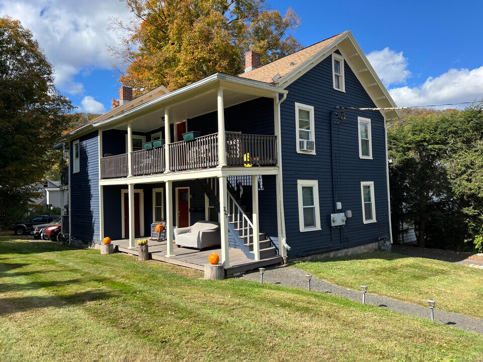 227 Walnut St in Winsted, CT - Building Photo