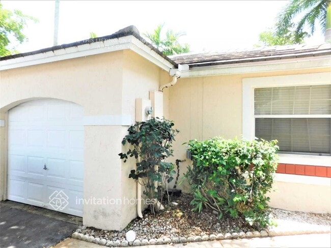 851 NW 99th Ave in Plantation, FL - Building Photo - Building Photo