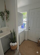 81 NW 44th St in Miami, FL - Foto de edificio - Building Photo