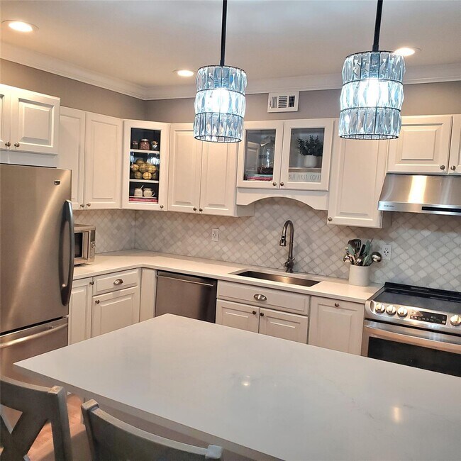 109 Aspen Dr E in Woodbury, NY - Building Photo - Building Photo