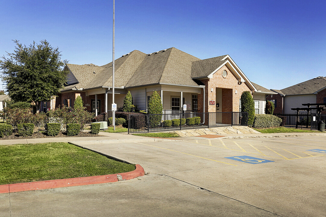 Cricket Hollow Apartments in Willis, TX - Building Photo