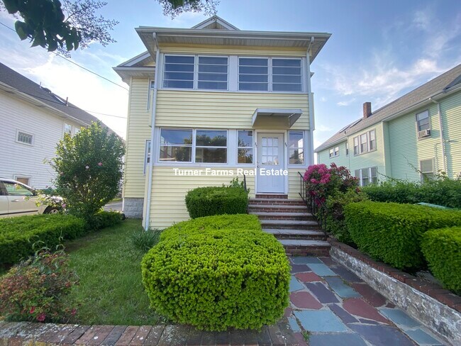 89 Hillsdale Rd, Unit 1 in Medford, MA - Building Photo - Building Photo