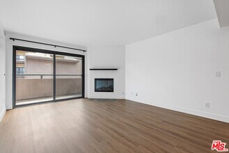 8300 Manitoba St in Los Angeles, CA - Building Photo - Building Photo