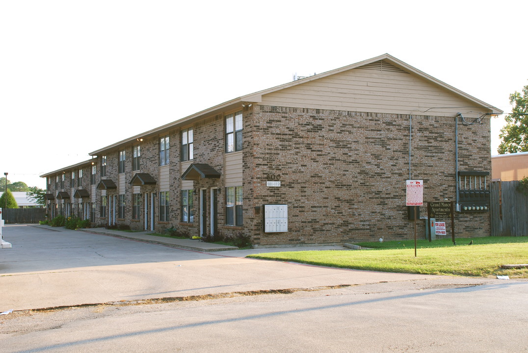 Grand Manor in Arlington, TX - Building Photo