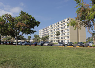 St. Andrews Towers 62+ community in Coral Springs, FL - Foto de edificio - Building Photo