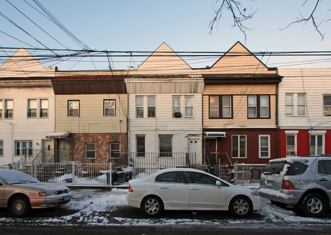 87-46 126th St in Jamaica, NY - Foto de edificio - Building Photo