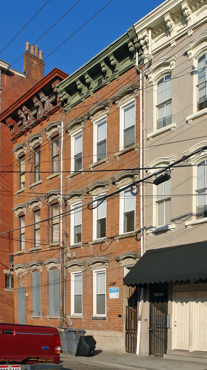 210 E 13th St in Cincinnati, OH - Building Photo