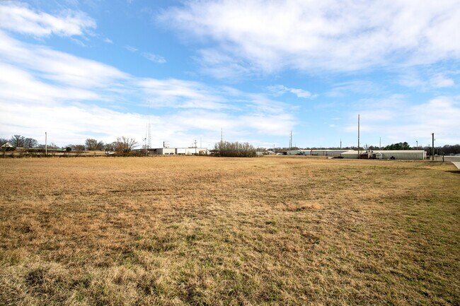 Maple Pointe in Muldrow, OK - Building Photo - Building Photo