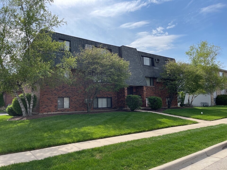 1253 Getzelman Dr in Elgin, IL - Building Photo