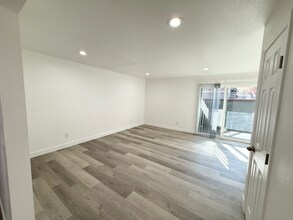 1750 Karen Ave in Las Vegas, NV - Building Photo - Building Photo