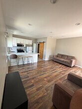 318 S Chevy Chase Dr, Unit upstairs in Glendale, CA - Foto de edificio - Building Photo