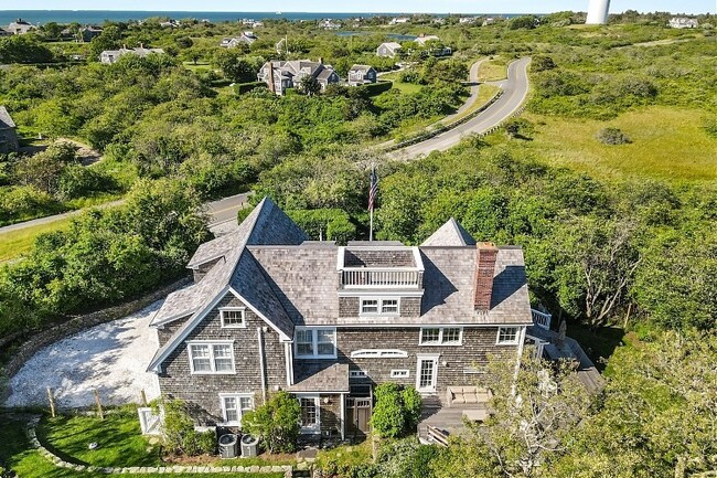 216 Cliff Rd in Nantucket, MA - Foto de edificio - Building Photo