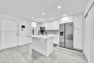 14145 Kendale Lakes Cir in Miami, FL - Building Photo - Building Photo