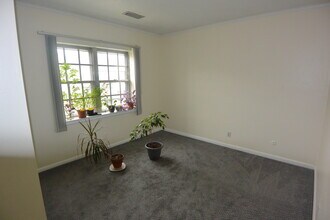 178 Lake Shore Rd, Unit Four in Boston, MA - Foto de edificio - Building Photo