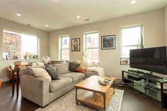 1906 S Loomis St in Chicago, IL - Building Photo - Building Photo