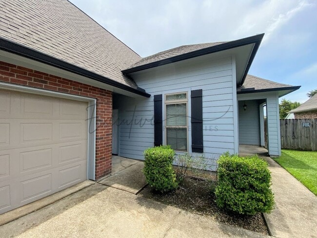 2131 La Cache Dr in Lake Charles, LA - Building Photo - Building Photo