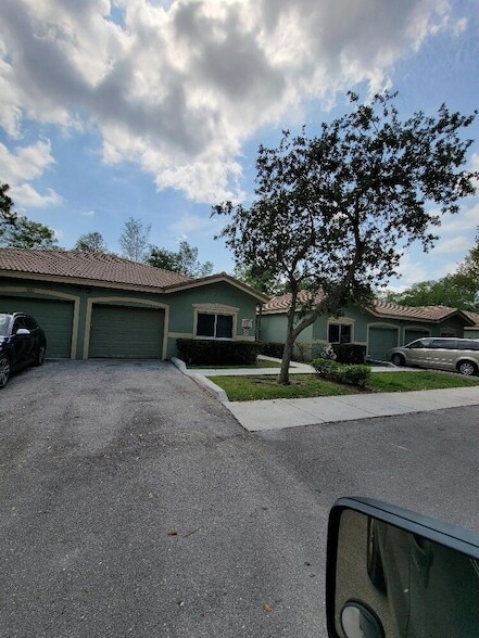 220 Crestwood Cir, Unit 102 in Royal Palm Beach, FL - Foto de edificio - Building Photo