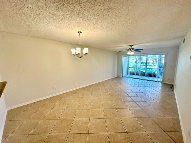 738 Landover Cir in Naples, FL - Building Photo - Building Photo