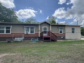 413 Schleicher St in Cuero, TX - Building Photo