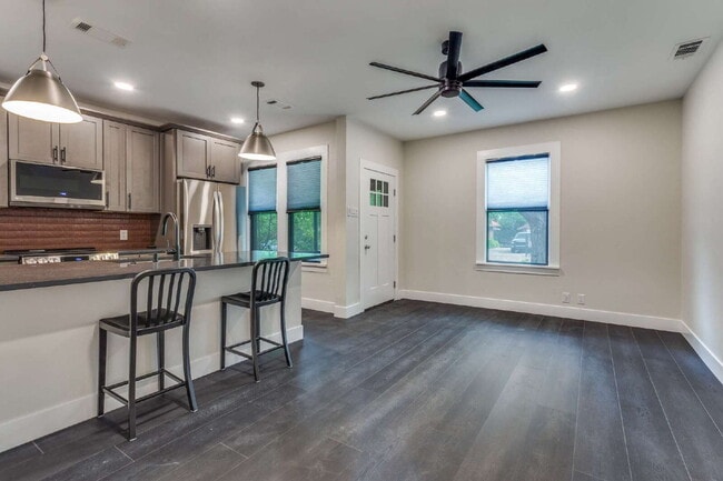 2823 W Cantey St in Fort Worth, TX - Building Photo - Building Photo