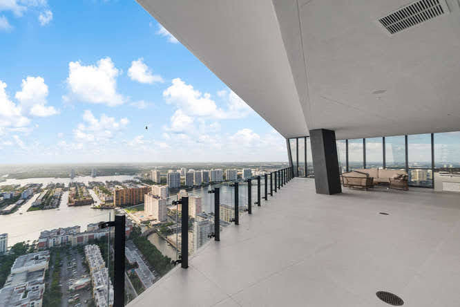 17141 Collins Ave, Unit 02 in Sunny Isles Beach, FL - Building Photo