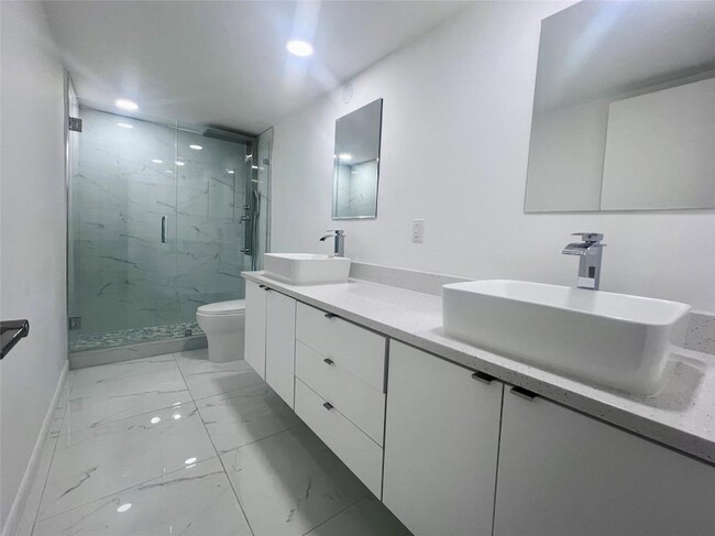 5555 Collins Ave, Unit 14C in Miami Beach, FL - Building Photo - Building Photo