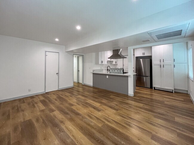 10223 S Dixon Ave in Inglewood, CA - Foto de edificio - Building Photo