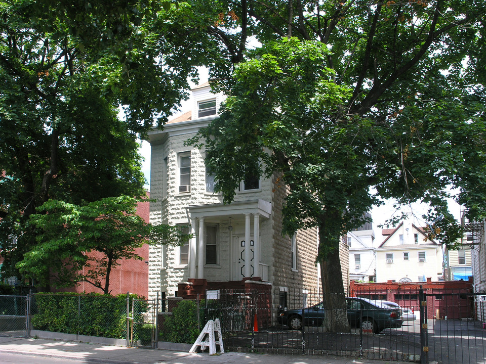 61 W 181st St in Bronx, NY - Building Photo