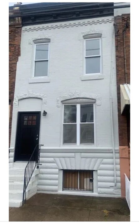 2224 Moore St in Philadelphia, PA - Building Photo