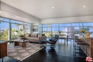 3111 Vía Dolce in Los Angeles, CA - Building Photo