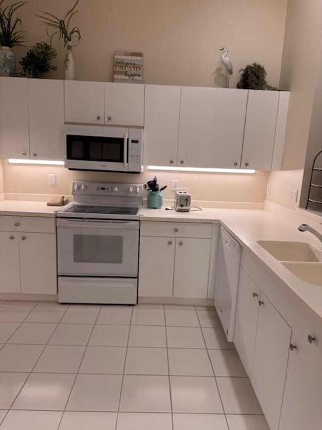 6646 Castlelawn Pl in Naples, FL - Building Photo - Building Photo