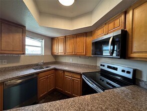 8323 Lake Dr in Doral, FL - Building Photo - Building Photo