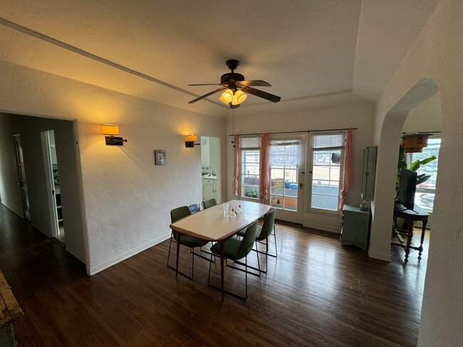 1876 1/2 S Redondo Blvd, Unit 1876 12 in Los Angeles, CA - Building Photo - Building Photo