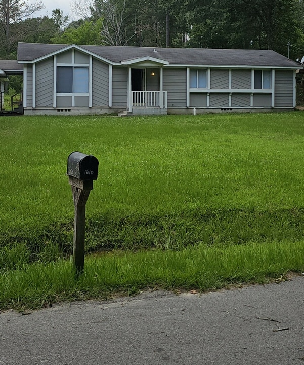 1610 Birdsong Rd in Lufkin, TX - Building Photo