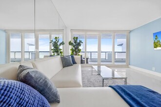 1717 N Bayshore Dr in Miami, FL - Foto de edificio - Building Photo