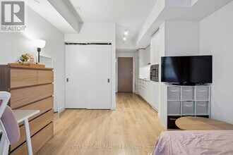 215 Queen St W in Toronto, ON - Building Photo - Building Photo