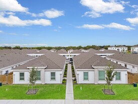 1304 Shavano Dr in Edinburg, TX - Building Photo