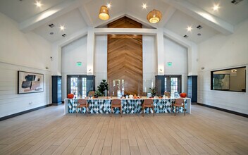 Villages at East Riverside in Austin, TX - Foto de edificio - Building Photo