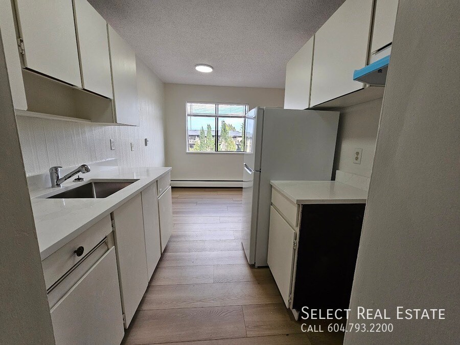 33924 George Ferguson Way in Abbotsford, BC - Building Photo