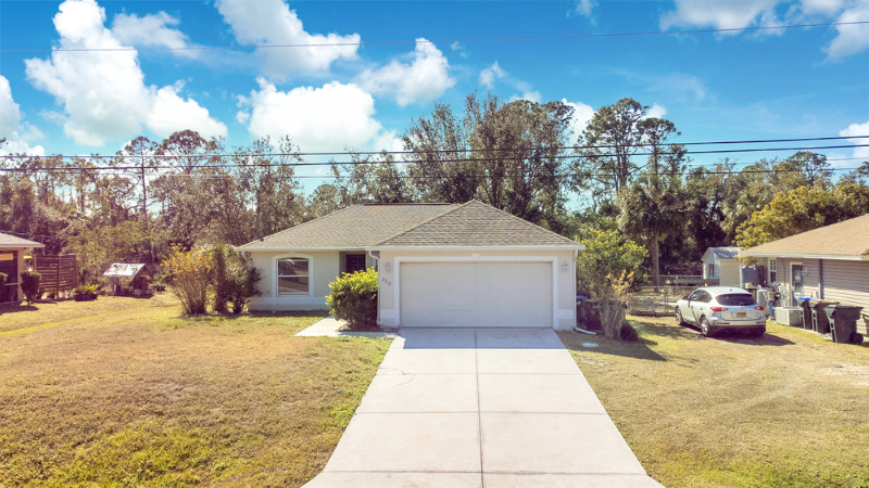 2315 Snowflake Ln in North Port, FL - Building Photo