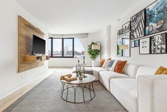 River City Apartments in Chicago, IL - Building Photo - Building Photo